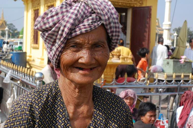 תושבת קמבודית קשישה
