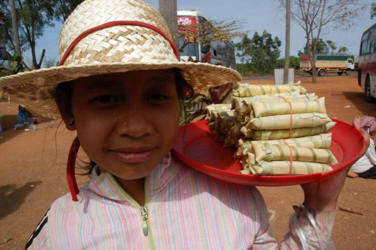 ילד קמבודי מציע מאכלים למכירה