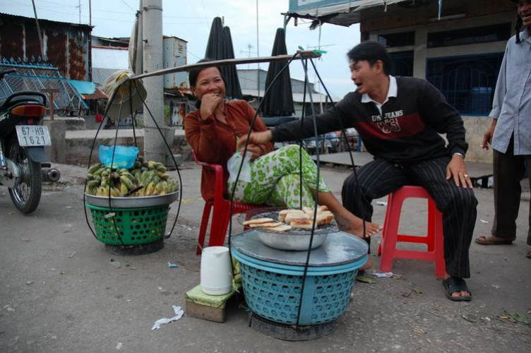 רוכלי רחוב קמבודיים מפטפטים