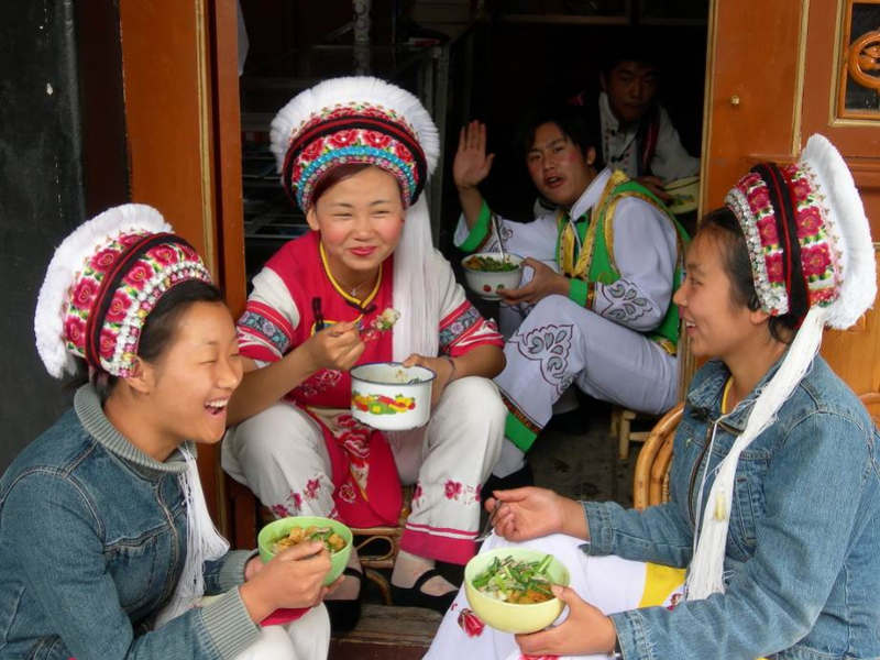  נשים מקומיות בלבוש סיני מסורתי