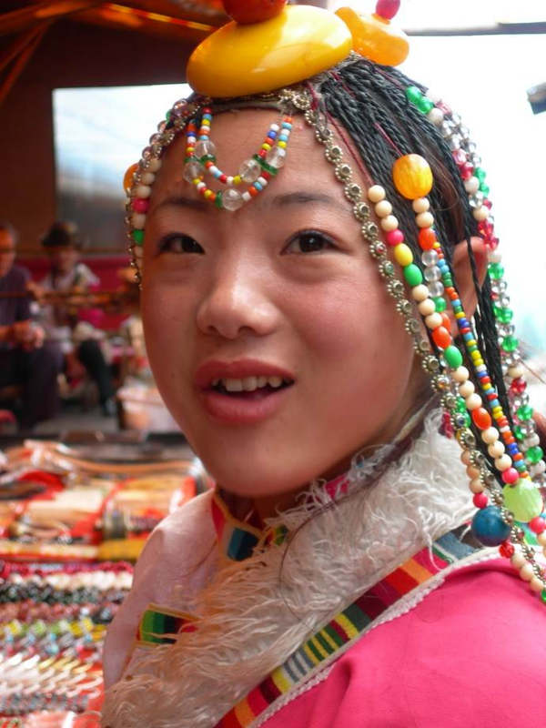 סינית מקומית בלבוש מסורתי