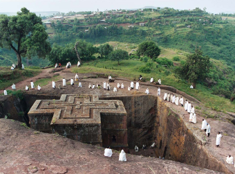 מקומיים עומדים סביב מקדש באתיופיה