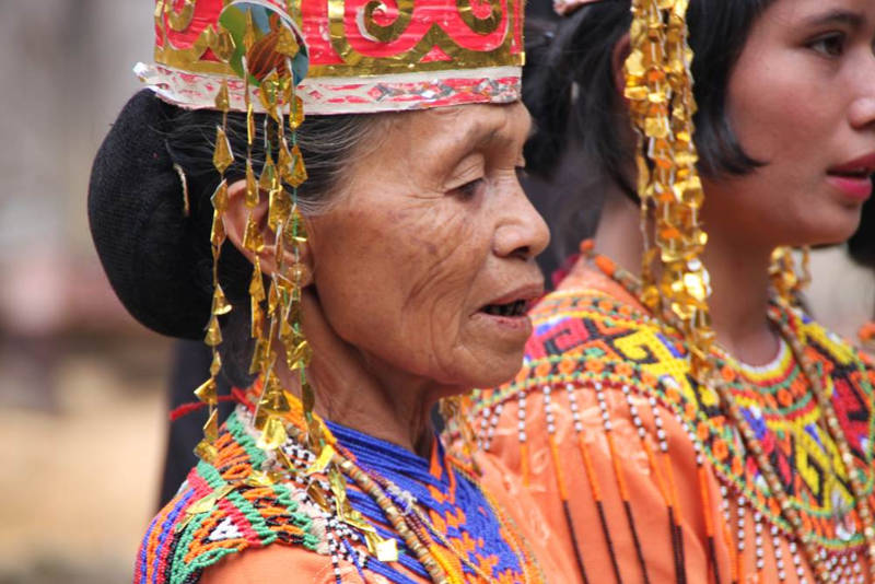תושבת אינדונזית בבגדי טקס מסורתיים