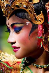 תושבת אינדונזית בלבוש מסורתי