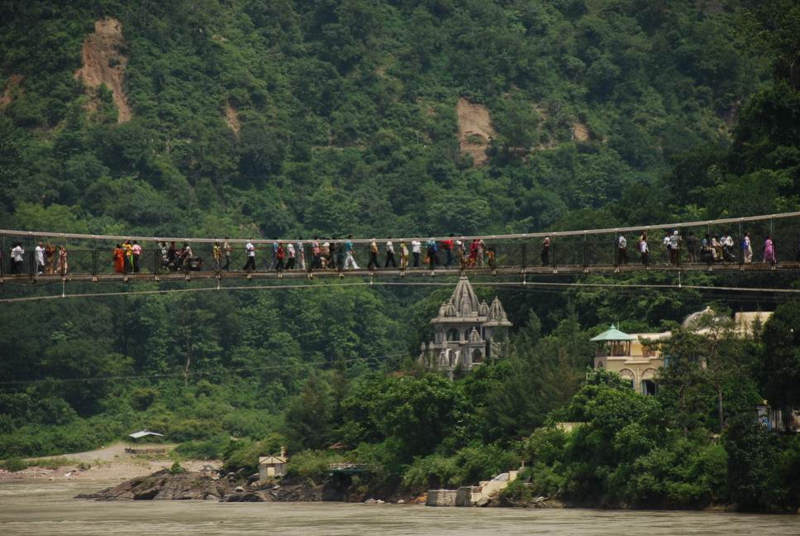 הודים מקומיים עוברים בגשר תלוי