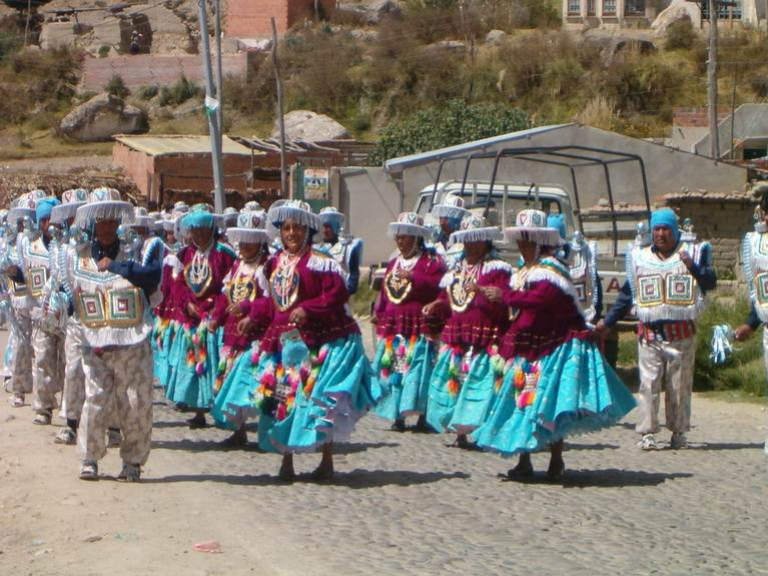 פרואנים מקומיים בלבוש מסורתי