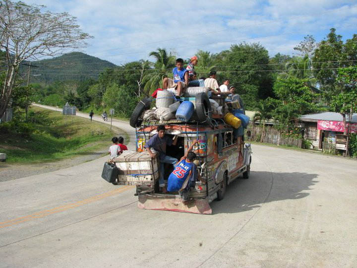 חבורת צעירים על רכב בפיליפינים