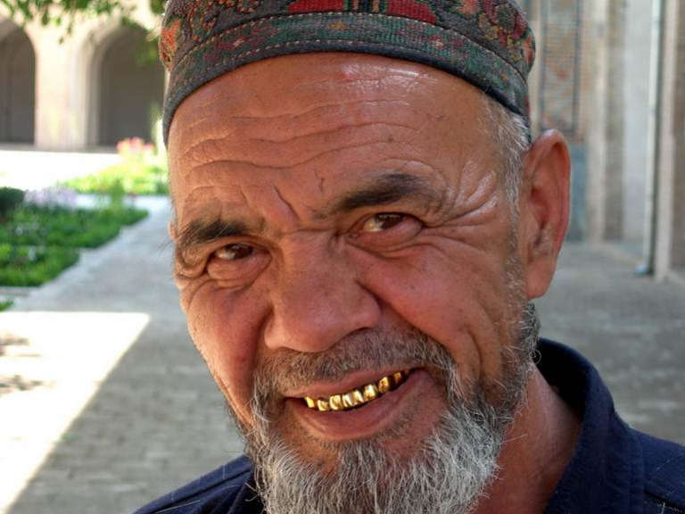 תושב אוזבקי מקומי מסביר פנים