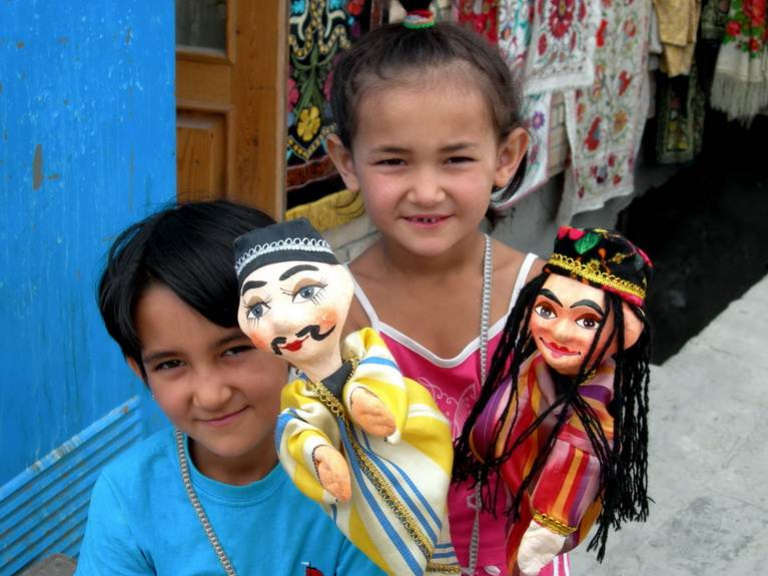 ילדים מקומיים ברחובות אוזבקיסטן
