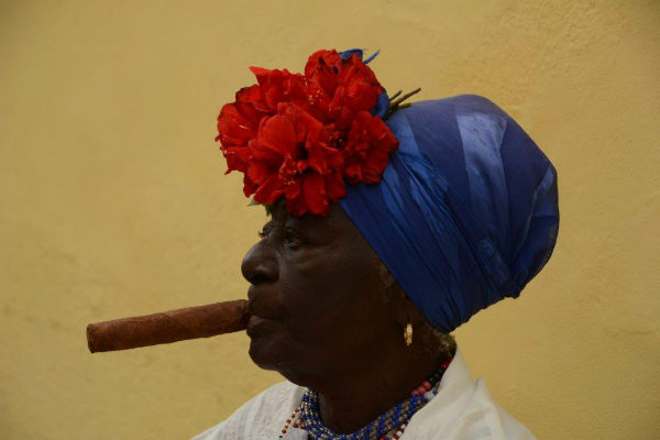 תושבת קובה מעשנת סיגר
