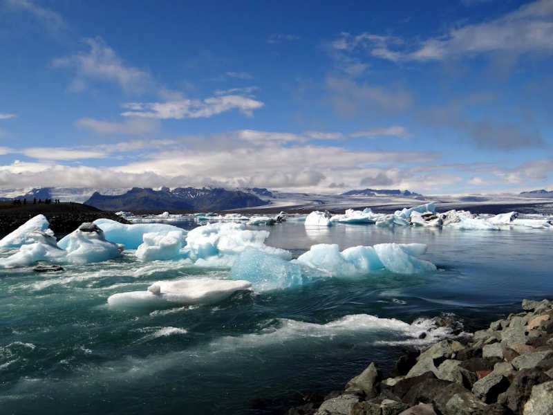 קרחונים צפים על מים בגרינלנד