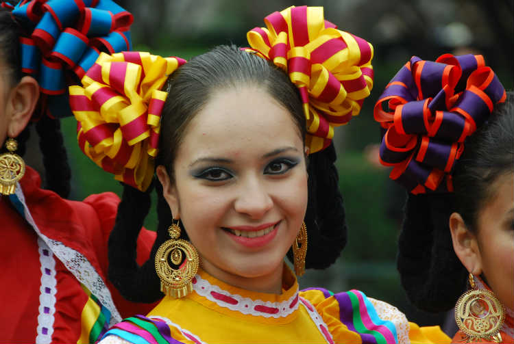 מקסיקנית בביגוד טיקסי מסורתי