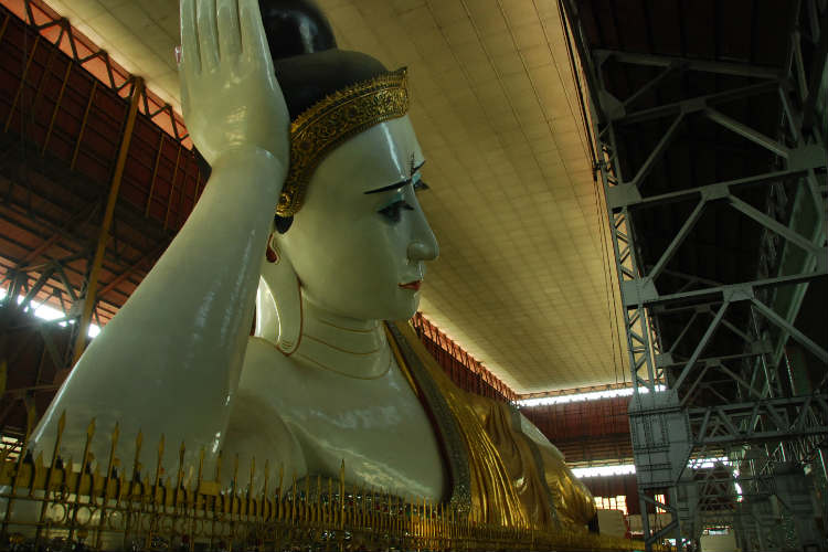 פסל בודהה ענק במיאנמר