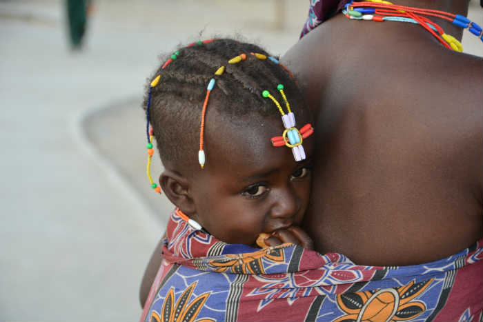 תושבת נמיביה נושאת תינוק