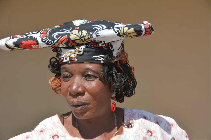 תושבת נמיביה בלבוש מסורתי