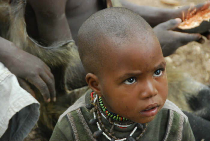 ילד מקומי בטנזניה