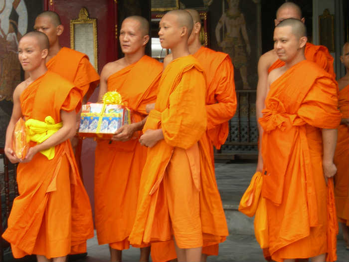 נזירים מקומיים  בתאילנד