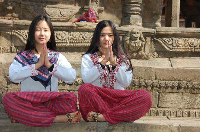 נערות מקומיות מתפללות בנפאל